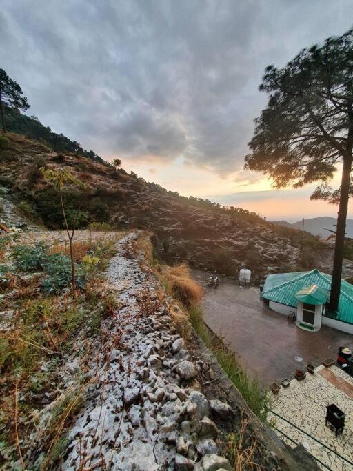 Kasauli Cascade A Cheerfull 4 Bedroom Challet Екстериор снимка